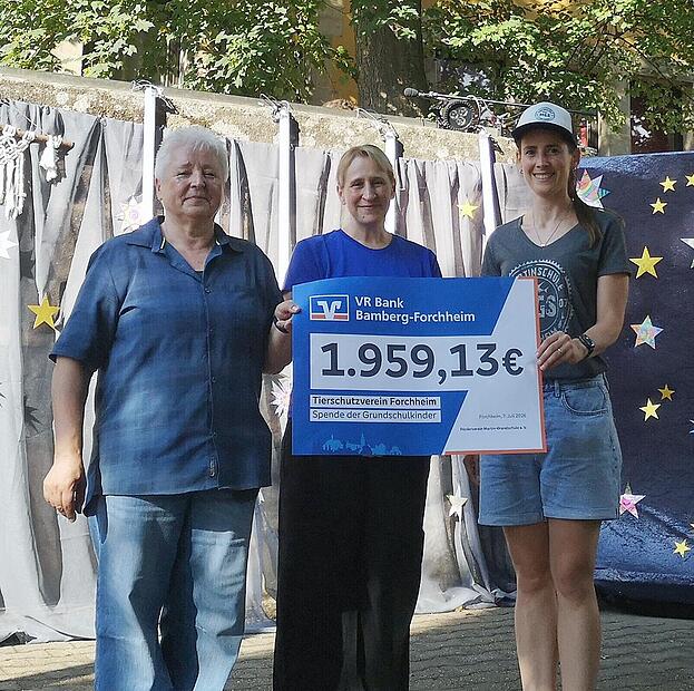 Die Spende übergaben (v. r.) Andrea Wirth (Elternbeirat) und Andrea Nögel (Förderverein) an Christine Schneider-Knapp (Tierheim Forchheim).Laura Bernhard Die Spende übergaben (v. r.) Andrea Wirth (Elternbeirat) und Andrea Nögel (Förderverein) an Christine Schneider-Knapp (Tierheim Forchheim).Laura Bernhard