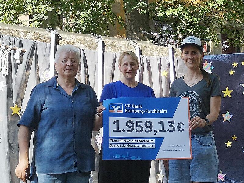 Die Spende &uuml;bergaben (v.&nbsp;r.) Andrea Wirth (Elternbeirat) und Andrea N&ouml;gel (F&ouml;rderverein) an Christine Schneider-Knapp (Tierheim Forchheim).Laura Bernhard