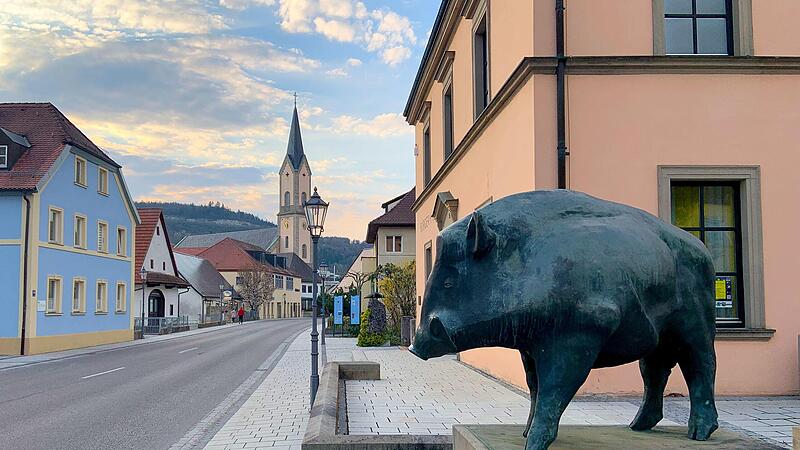 Eber und Kirche sind Ebermannstadter WahrzeichenForchheim & Fränkische Schweiz