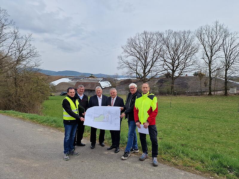 Das Bild zeigt (von links) Norbert Waldhier (Ingenieur-B&uuml;ro Coplan aus Weiden), Harald Peetz (Kreisobmann der Landwirte in Kulmbach und Zweiter B&uuml;rgermeister Himmelkron), Gerhard Schneider (B&uuml;rgermeister Gemeinde Himmelkron), Landrat Klaus Peter S&ouml;llner, Michael Beck (MGM-Mobilit&auml;ts-und GIS-Management des Landkreises) sowie Detlef Zenk (Leitung Fachbereich Abfallberatung & Deponiebetrieb).