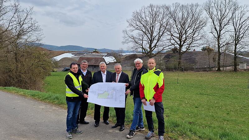 Das Bild zeigt (von links) Norbert Waldhier (Ingenieur-B&uuml;ro Coplan aus Weiden), Harald Peetz (Kreisobmann der Landwirte in Kulmbach und Zweiter B&uuml;rgermeister Himmelkron), Gerhard Schneider (B&uuml;rgermeister Gemeinde Himmelkron), Landrat Klaus Peter S&ouml;llner, Michael Beck (MGM-Mobilit&auml;ts-und GIS-Management des Landkreises) sowie Detlef Zenk (Leitung Fachbereich Abfallberatung & Deponiebetrieb).