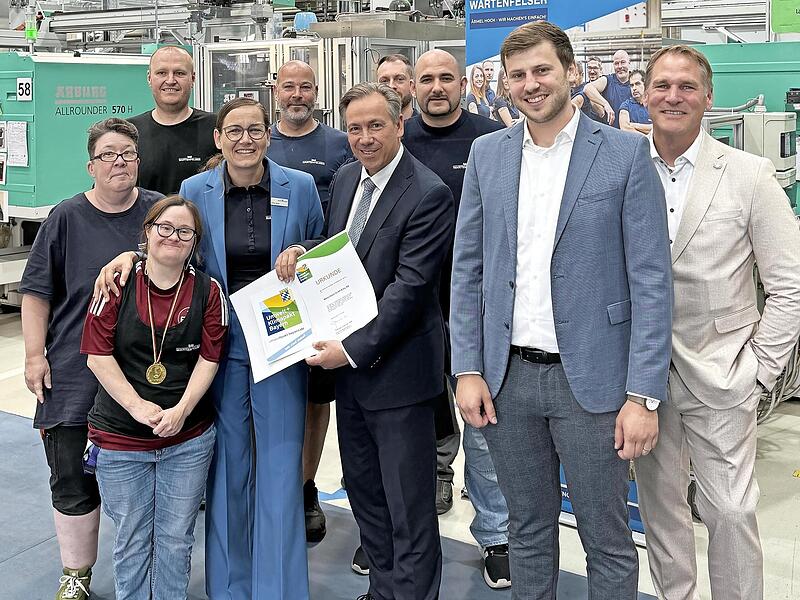 Landrat Alexander Tritthart (Mitte) überreicht die Urkunde des Umwelt- und Klimapakts an die Geschäftsführerin von Wartenfelser, Kathrin Gruber (4.v.l.). Mit auf dem Foto (v.r.): Alexander Westermann (Erster Bürgermeister Hemhofen), Maximilian Gai... Landrat Alexander Tritthart (Mitte) überreicht die Urkunde des Umwelt- und Klimapakts an die Geschäftsführerin von Wartenfelser, Kathrin Gruber (4.v.l.). Mit auf dem Foto (v.r.): Alexander Westermann (Erster Bürgermeister Hemhofen), Maximilian Gai...