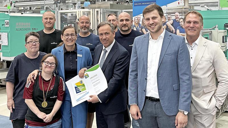 Landrat Alexander Tritthart (Mitte) &uuml;berreicht die Urkunde des Umwelt- und Klimapakts an die Gesch&auml;ftsf&uuml;hrerin von Wartenfelser, Kathrin Gruber (4.v.l.). Mit auf dem Foto (v.r.): Alexander Westermann (Erster B&uuml;rgermeister Hemhofen), Maximilian Gai...
