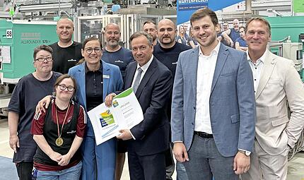 Landrat Alexander Tritthart (Mitte) &uuml;berreicht die Urkunde des Umwelt- und Klimapakts an die Gesch&auml;ftsf&uuml;hrerin von Wartenfelser, Kathrin Gruber (4.v.l.). Mit auf dem Foto (v.r.): Alexander Westermann (Erster B&uuml;rgermeister Hemhofen), Maximilian Gai...