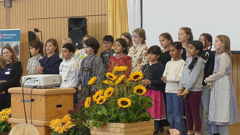 Hortkinder beim Liedvortrag w&auml;hrend der Feiert anl&auml;sslich des 125-j&auml;hrigen Bestehens des Liebfrauenhauses in Herzogenaurach