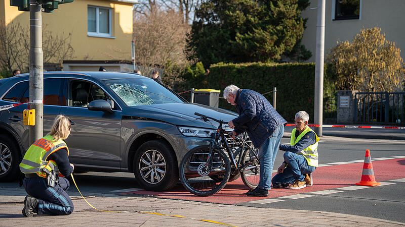 Fahrradfahrer rast bei Rot &uuml;ber die Ampel: Schwere Kollision in Kreuzungsbereich