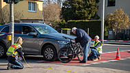 Fahrradfahrer rast bei Rot über die Ampel: Schwere Kollision in Kreuzungsbereich