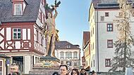 Die Sebastiani-Br&uuml;der und weitere Gl&auml;ubige ziehen mit der aus dem Jahre 1743 stammenden Statue des Heiligen durch die Stra&szlig;en der Altstadt von Forchheim.