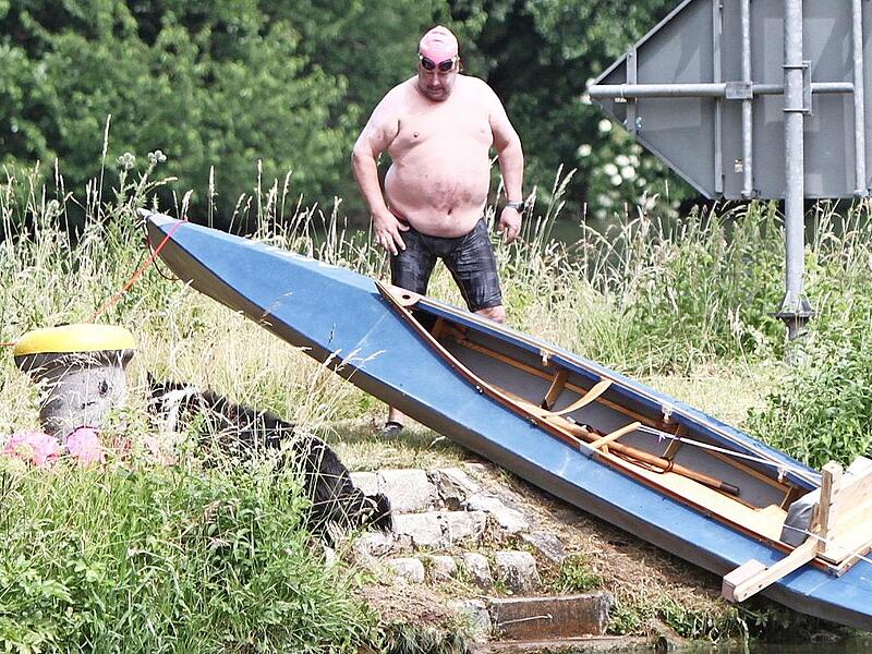 Zwischenstopp an der Staustufe in Limbach: Da darf sich auch sein st&auml;ndiger Begleiter, das Kajak, wie der Schwimmer Mathias Alt selbst eine Pause im Trockenen g&ouml;nnen.