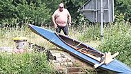 Zwischenstopp an der Staustufe in Limbach: Da darf sich auch sein st&auml;ndiger Begleiter, das Kajak, wie der Schwimmer Mathias Alt selbst eine Pause im Trockenen g&ouml;nnen.