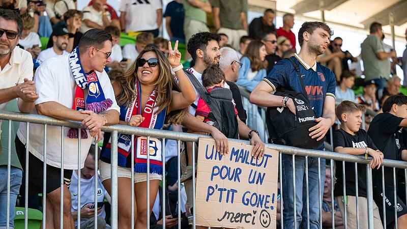 Doch die Lyon-Fans feuerten "Les Gones", die Jungs von Olympique, lautstark an.