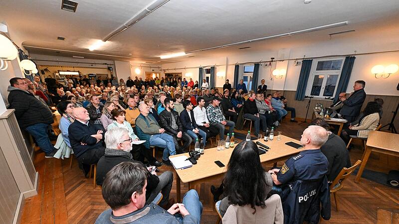 Der Gemeindesaal war bei der Informationsversammlung zur Unterbringung von Flüchtlingen voll besetzt.