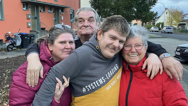 Manchmal nehmen sie einander in den Arm, manchmal auch auf den Arm: Diese Bewohner des vorderen Galgenwasens sind eine gute Gemeinschaft. Von links: Hannelore Brandt, Wolfgang Schermer, Tobias Brandt und Hildegard Sauer. Manchmal nehmen sie einander in den Arm, manchmal auch auf den Arm: Diese Bewohner des vorderen Galgenwasens sind eine gute Gemeinschaft. Von links: Hannelore Brandt, Wolfgang Schermer, Tobias Brandt und Hildegard Sauer.