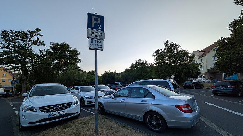 Nur zwei Stunden erlaubt: Parkende Autos auf einem &ouml;ffentlichen Parkplatz in Bad Br&uuml;ckenau.