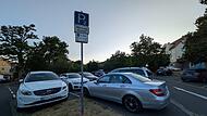 Nur zwei Stunden erlaubt: Parkende Autos auf einem öffentlichen Parkplatz in Bad Brückenau. Nur zwei Stunden erlaubt: Parkende Autos auf einem öffentlichen Parkplatz in Bad Brückenau.