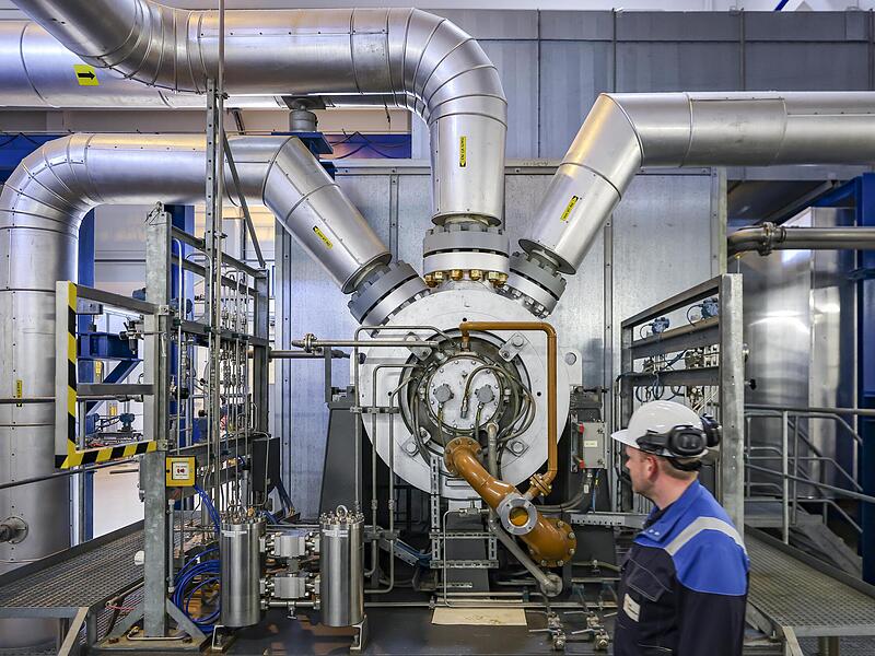 Ein Arbeiter kontrolliert den  Verdichter  eines  Untergrund-Gasspeichers in Sachsen-Anhalt.