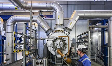 Ein Arbeiter kontrolliert den  Verdichter  eines  Untergrund-Gasspeichers in Sachsen-Anhalt.