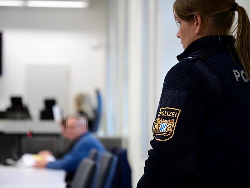 Der Angeklagte wird von zwei Polizeibeamtinnen ins Gericht gebracht und dort bewacht