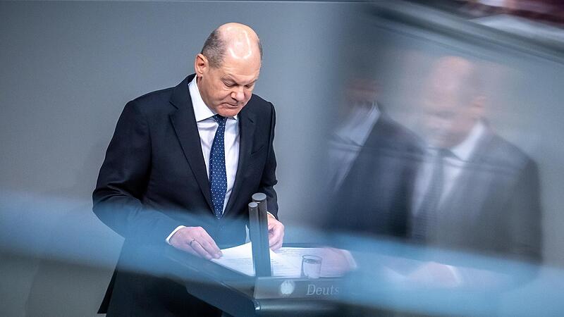 Bundeskanzler Olaf Scholz (SPD) spricht bei einer Regierungserkl&auml;rung zur Haushaltslage im Bundestag.