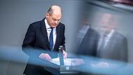 Bundeskanzler Olaf Scholz (SPD) spricht bei einer Regierungserkl&auml;rung zur Haushaltslage im Bundestag.