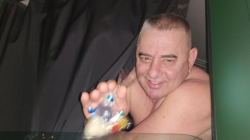 Lazlo freut sich &uuml;ber das kleine Mitbringsel. Der Lkw-Fahrer w&uuml;rde sich "eine bessere Welt w&uuml;nschen", wenn er einen Weihnachtswunsch frei h&auml;tte.