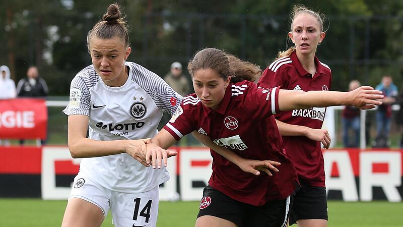 Im Trikot des Zweitligisten 1. FC Nürnberg behauptet sich die Bambergerin Emma Kusch (rechts) im Zweikampf gegen Malin Janser von der SG Eintracht Frankfurt II. Im Trikot des Zweitligisten 1. FC Nürnberg behauptet sich die Bambergerin Emma Kusch (rechts) im Zweikampf gegen Malin Janser von der SG Eintracht Frankfurt II.