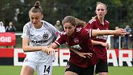 Im Trikot des Zweitligisten 1. FC N&uuml;rnberg behauptet sich die Bambergerin Emma Kusch (rechts) im Zweikampf gegen Malin Janser von der SG Eintracht Frankfurt II.