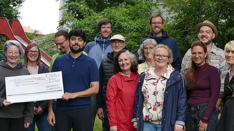 Simone Oswald, Vorstandsmitglied von „Freund statt fremd“, und Mostafa Bazo, Projektmanager von „Meeteinander“, nahmen von Vertretern der Walsdorfer Bürgerinitiative den symbolischen Scheck entgegen.