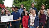 Simone Oswald, Vorstandsmitglied von „Freund statt fremd“, und Mostafa Bazo, Projektmanager von „Meeteinander“, nahmen von Vertretern der Walsdorfer Bürgerinitiative den symbolischen Scheck entgegen. Simone Oswald, Vorstandsmitglied von „Freund statt fremd“, und Mostafa Bazo, Projektmanager von „Meeteinander“, nahmen von Vertretern der Walsdorfer Bürgerinitiative den symbolischen Scheck entgegen.