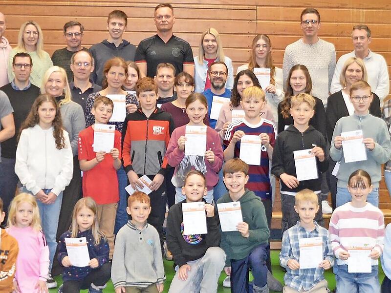 Beim FC Thulba wurden die erfolgreichen Sportabzeichen-Absolventinnen und -Absolventen geehrt. Eine besondere Würdigung erhielten die Sportabzeichen-Prüfer Karola und Walter Manger (mittlere Reihe). Beim FC Thulba wurden die erfolgreichen Sportabzeichen-Absolventinnen und -Absolventen geehrt. Eine besondere Würdigung erhielten die Sportabzeichen-Prüfer Karola und Walter Manger (mittlere Reihe).