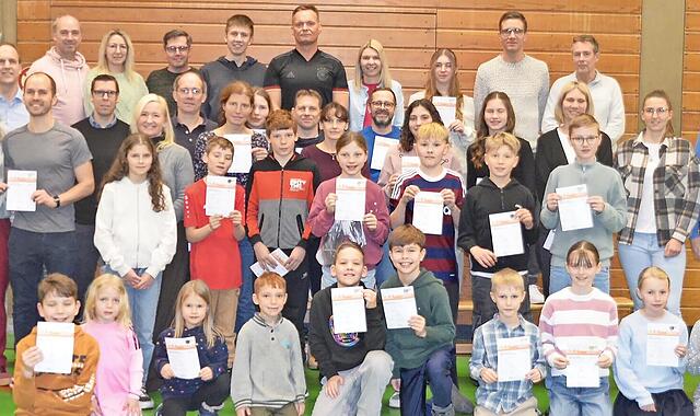 Beim FC Thulba wurden die erfolgreichen Sportabzeichen-Absolventinnen und -Absolventen geehrt. Eine besondere Würdigung erhielten die Sportabzeichen-Prüfer Karola und Walter Manger (mittlere Reihe). Beim FC Thulba wurden die erfolgreichen Sportabzeichen-Absolventinnen und -Absolventen geehrt. Eine besondere Würdigung erhielten die Sportabzeichen-Prüfer Karola und Walter Manger (mittlere Reihe).