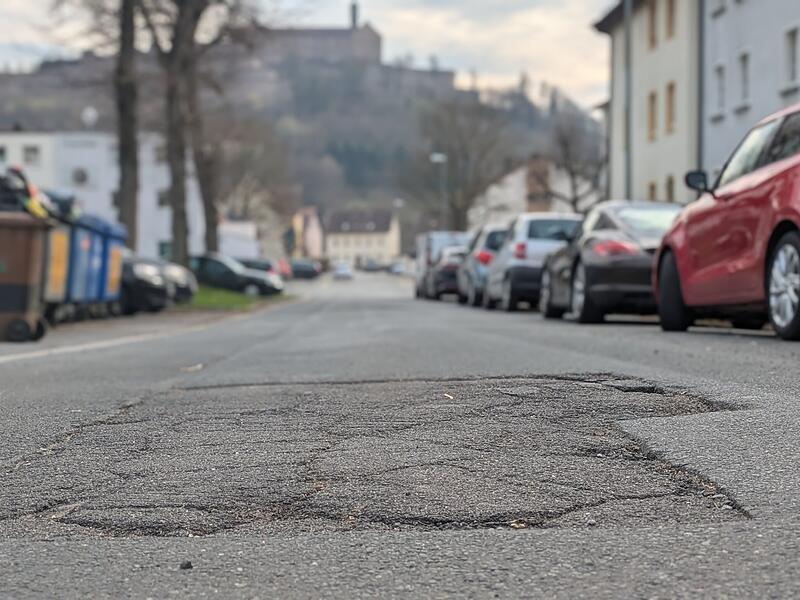 Nach dem Frost im Winter können auch bereits geflickte Stellen im Asphalt wieder aufbrechen. Nach dem Frost im Winter können auch bereits geflickte Stellen im Asphalt wieder aufbrechen.