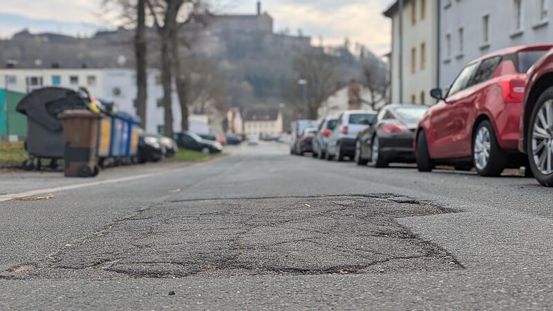 Nach dem Frost im Winter k&ouml;nnen auch bereits geflickte Stellen im Asphalt wieder aufbrechen.