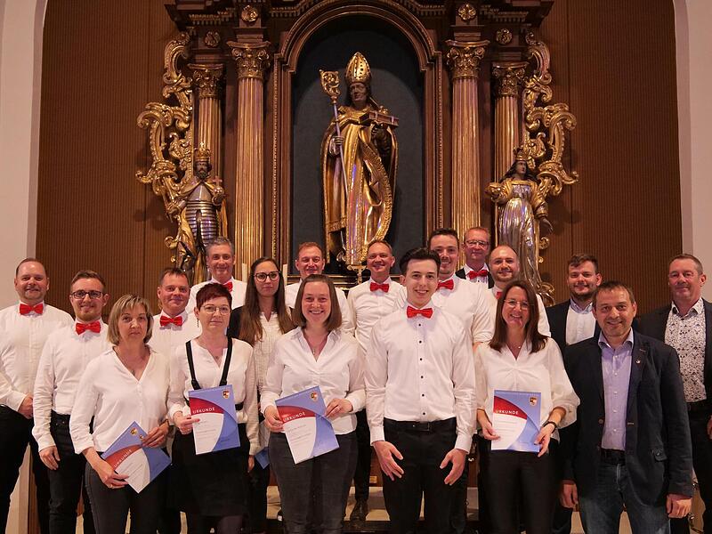 Ehrungen Blasorchester Sand (von links): Manuel Klauer, Julian Woitek, Tanja Krines, Jürgen Krines, Anja Krines, Oliver Ullrich, Maria Wittig, Veronika Werner, Detlef Wittig, Dirk Rückert, Julian Ruß, Dominik Wicht, Rainer Mahr, Florian Rückert, A...