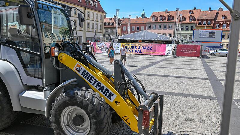 Symbol für eine ungelöste Kontroverse: Während der Aufbau der Bühne für das Blues- und Jazzfestival auf dem Maxplatz voll im Gange  ist,  gehen zwei wichtige Bamberger Vereine auf Distanz.