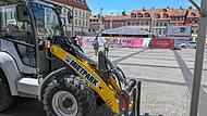 Symbol für eine ungelöste Kontroverse: Während der Aufbau der Bühne für das Blues- und Jazzfestival auf dem Maxplatz voll im Gange  ist,  gehen zwei wichtige Bamberger Vereine auf Distanz.