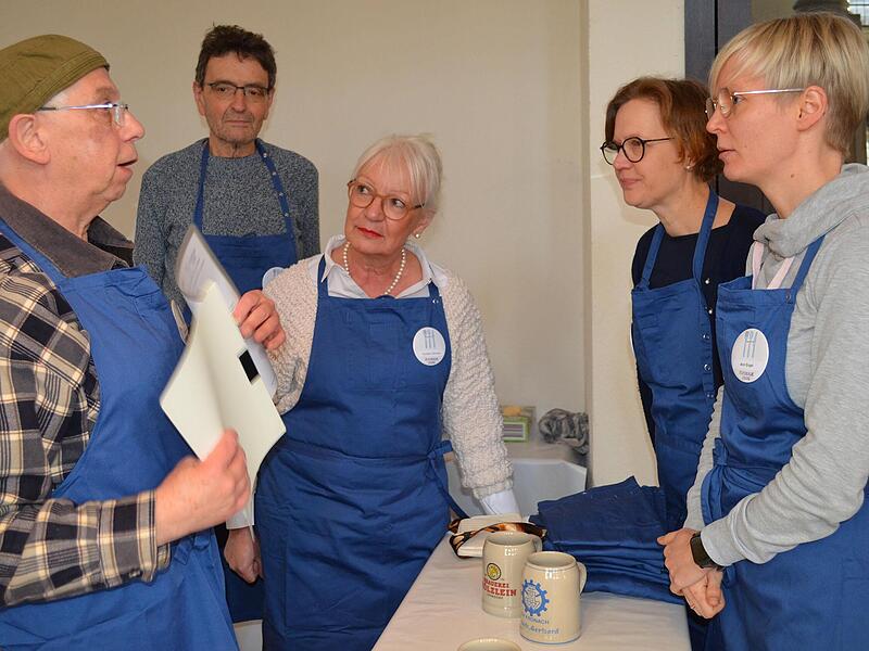 &bdquo;Vesperkirche&ldquo; in der Morizkirche in Coburg: Letzte Absprache im Organisationsteam: G&uuml;nter Wolf, Eberhard Wittmann, Barbara Mooser, Kathrin H&ouml;llein und Ann Engel sind bereit.