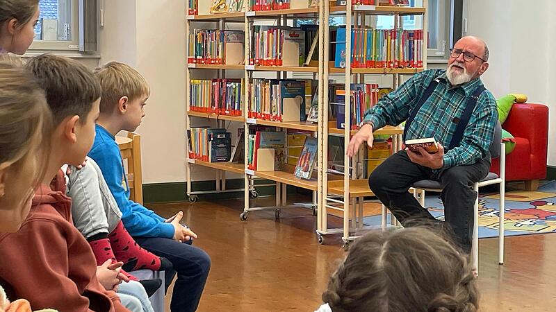 Kinder der Grundschule lauschen ihrem Vorleser Michael Uhlmann.
