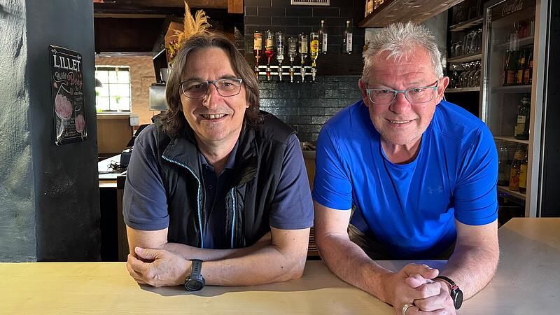 Matthias Vogler und sein Kumpel Wolfgang Greiner fühlen sich hinter der Bar des Bierbrunnens bereits wohlForchheim & Fränkische Schweiz Matthias Vogler und sein Kumpel Wolfgang Greiner fühlen sich hinter der Bar des Bierbrunnens bereits wohl.