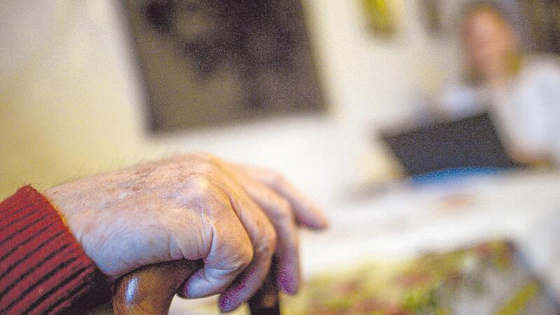 Ende 2024 waren etwa 860.000 Menschen in Pflegegrad 1 eingestuft. Ein Großteil davon sind Menschen mit beginnender Demenz. &#160;&#160;