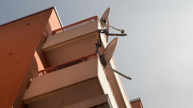 Satellitenschüsseln an einem Wohnhaus