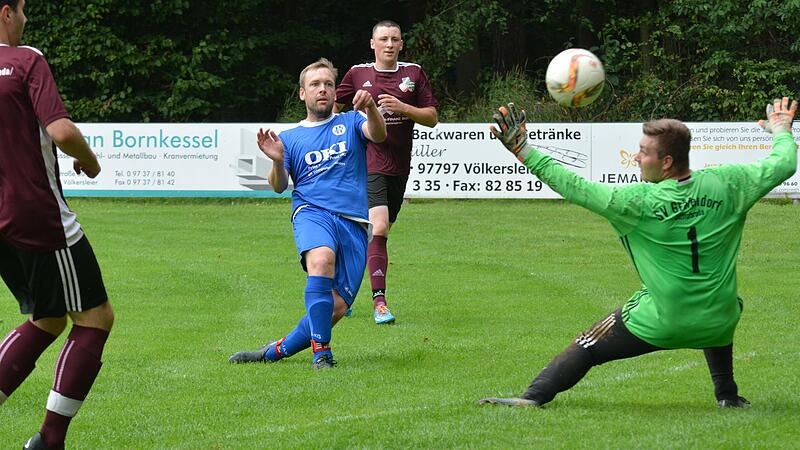Leif Lehmann von der SG Euerdorf/Sulzthal/Ramsthal II trifft in dieser Szene zum 1:0 beim 4:2-Auftakterfolg.