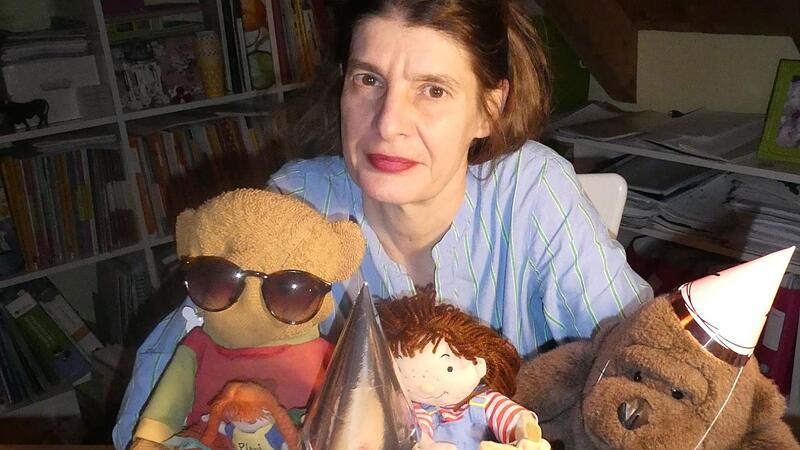 Melanie Gaber mit den Puppen Mimi (v.r.) und Einstern (v.l.) aus ihren Erklärvideos.