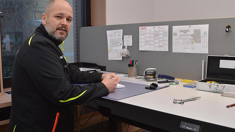 Umzugskoordinator Christian Gessner führt die modernen Schreibtische vor, an denen man auch im Stehen arbeiten kann. Umzugskoordinator Christian Gessner führt die modernen Schreibtische vor, an denen man auch im Stehen arbeiten kann.