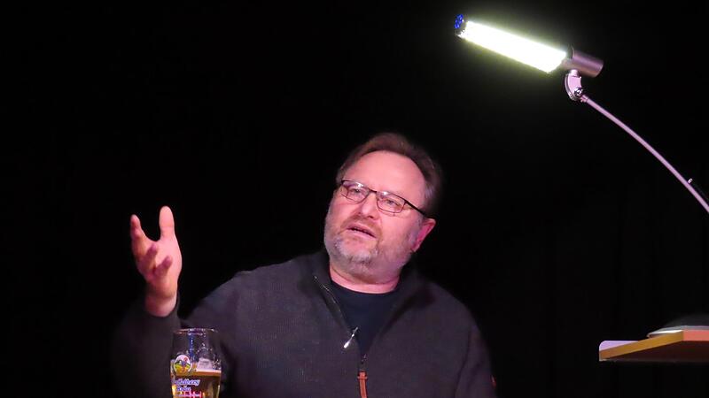 Krimiautor Helmut Vorndran liest aus dem Frankenkrimi "Phi" : statt seines Radlers spielt in "Phi" spielt die Verabredung auf ein Bier eine wegweisende Rolle