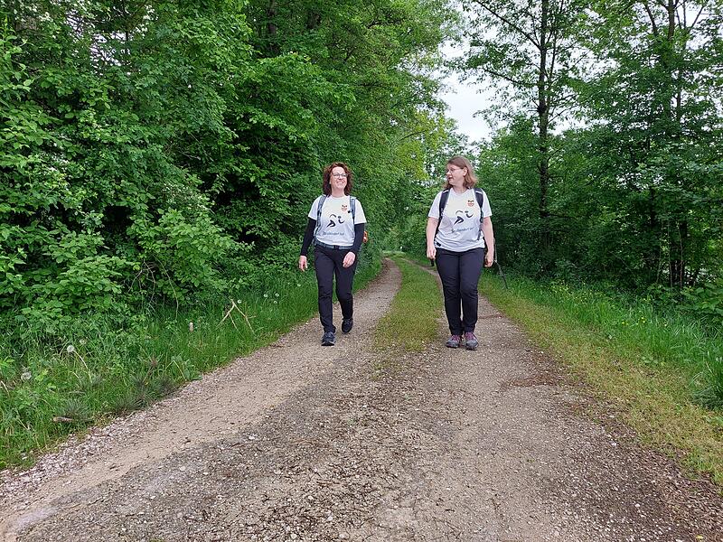 Für das Bamberger Kinderhospiz sammeln die beiden Strullendorferinnen Anita Schäfer (rechts) und Heidi Deuß beim Mammutmarsch in Berlin Spenden.
