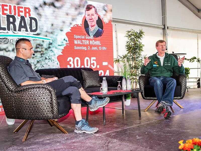Walter Röhrl (rechts) im Gespräch mit Thomas Schmitt, Marketingmanager der „Abenteuer & Allrad“. Walter Röhrl (rechts) im Gespräch mit Thomas Schmitt, Marketingmanager der „Abenteuer & Allrad“.