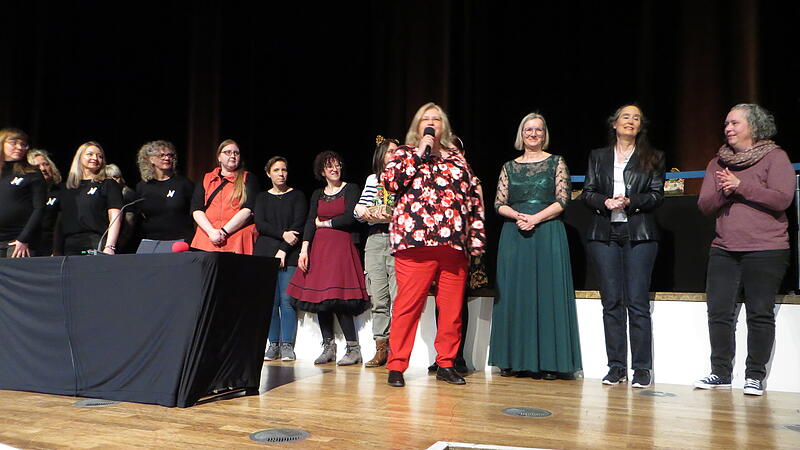 Künstlerin Antje Schönberg bei ihrer Würdigung der Leistung von Ayla Richter. Ganz links Chormitglieder, daneben geehrte Autorinnen (auch ganz rechts), 2. v. r. Tanja Kinkel. Künstlerin Antje Schönberg bei ihrer Würdigung der Leistung von Ayla Richter. Ganz links Chormitglieder, daneben geehrte Autorinnen (auch ganz rechts), 2. v. r. Tanja Kinkel.