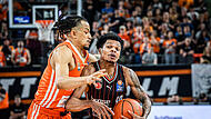 Ronaldo Segu (rechts, im Duell mit dem Ex-Bamberger Nelson Weidemann) war Baskets-Topscorer mit 20 Punkten.