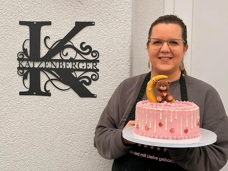 Verena Katzenberger aus Gr&auml;fenberg mit einer b&auml;renstarken Torte.